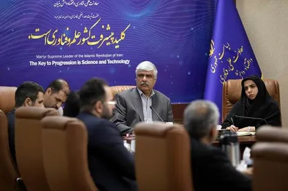 صنایع را به سمت سرمایه&zwnj;گذاری در نیروگاه&zwnj;های تجدیدپذیر هدایت کنیم
