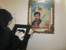 دانشجویان مشهدی برای خانه‌تکانی منزل مادران و همسران شهدا دست به‌کار شدند/ شهیدی که دانشجویان را واسطه تبریک به همسرش کرد!