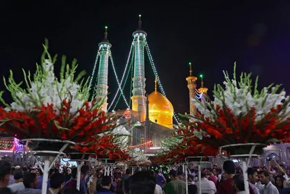 طلوع خورشید ولایت هشتم در ایران و دهه کرامت / &laquo;دختران خورشید&raquo; با گل به استقبال حرم امام رضا (ع) و حضرت معصومه (س) رفتند