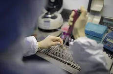 اولین آزمایشگاه تشخیص مولکولی کرونا در دانشگاه آزاد اصفهان مجوز فعالیت گرفت