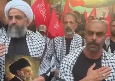 عزاداری کاروان ورزش اربعینی با در دست داشتن عکس رهبر شهید انقلاب + فیلم