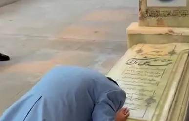 اشک‌های زنده‌یاد فرزاد جمشیدی بر سر مزار شهید آیت‌الله آل‌هاشم، امام جمعه سابق تبریز