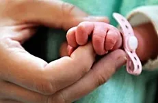 اهدای بسته لبخند مادری به زوج‌های دانشجوی دارای فرزند متولد ۱۴۰۱