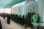 عزاداران از ساعت 4:30 صبح هر روز از دهه اول محرم برای ورود به خانه بنکدار صف می کشند