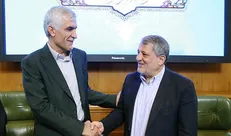 شهردار تهران در صحن شورای شهر حاضر شد
