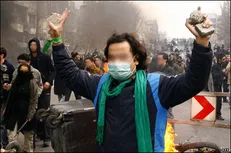بعضی از خواص همچون گلوله‌های مشقی در خشاب نظام جا خشک کرده‌اند