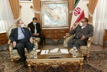 دیدار فیصل المقداد با دبیر شورای عالی امنیت ملی / شمخانی: باید به حضور شرارت&zwnj;آمیز آمریکا در منطقه پایان داد