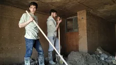 دانشجو معلمان دانشگاه فرهنگیان سمنان به مردم سیل زده پلدختر خدمت رسانی کردند + تصاویر