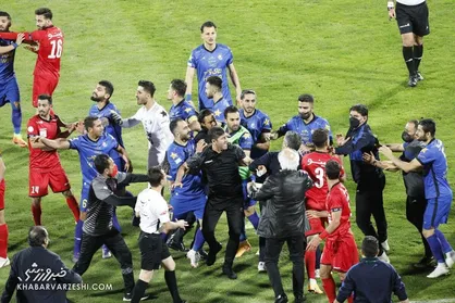 واضح&zwnj;ترین تصویر از مشت شدید غلامپور به بازیکن پرسپولس در دربی + عکس