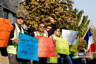 تجمع دانشجویان در مقابل سفارت فرانسه