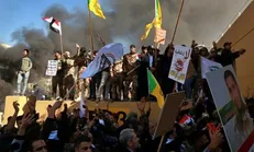 ادامه اعتراضات مقابل سفارت آمریکا در بغداد؛ ورودی دوم نیز آتش گرفت
