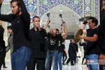 مردم شهر مقدس قم از نقاط مختلف شهر با برپایی دسته‌جات عزاداری به مناسبت روز تاسوعای حسینی به سمت حرم مطهر بانوی کرامت حرکت کرده به عزاداری و سوگواری می‌پردازند. 