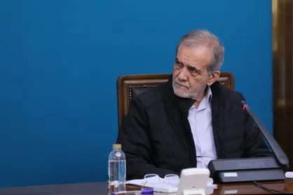 نشست ویژه بانک مرکزی برای بررسی بازار ارز و طلا با حضور پزشکیان