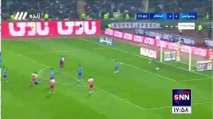 گل اول پرسپولیس توسط امید عالیشاه در دقیقه ۷۷