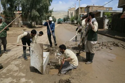 فعالیت جهادگران بسیج دانشجویی دانشگاه کردستان در پلدختر/ مشغول پاکسازی منازل مسکونی از گل و لای هستیم