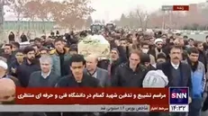 پیکر شهید گمنام بر روی دست دانشجویان و مردم در دانشگاه شهید منتظری مشهد تشییع و سپس تدفین شد