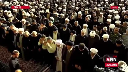 اقامه نماز مغرب در آستان مقدس رضوی توسط آیت الله علم الهدی