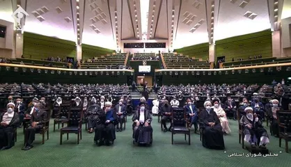 فضای داخلی مجلس شورای اسلامی دقایقی قبل از آغاز مراسم تحلیف رئیس جمهور جدید جمهوری  اسلامی ایران