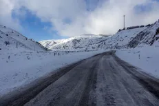 بارش برف و لغزندگی جاده در ۴ محور آذربایجان شرقی