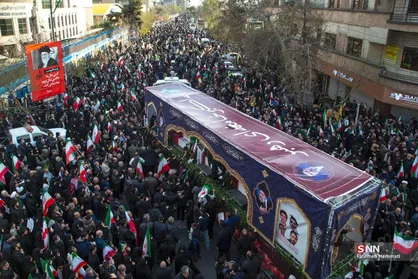 گزارش خبرنگار SNNTV از استقبال باشکوه مردم قم از پیکر مطهر شهید دکتر علی لاریجانی در میدان امام خمینی شهر قم + فیلم