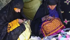 کارآفرینی بانوی بلوچ برای ۳۰ نفر با استفاده از هنر سوزن‌دوزی