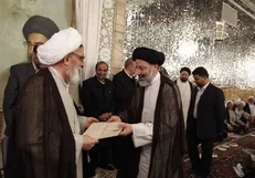بازنشر تصویری از مراسم اعطای حکم خادمی حرم امام رضا علیه السلام به شهید رئیسی