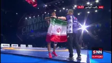 تعظیم فرخی به پرچم مقدس ایران