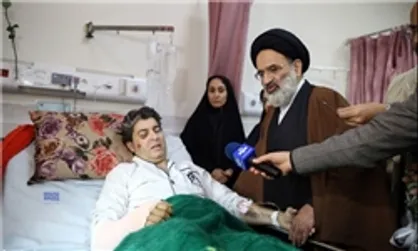 عیادت نماینده رهبر انقلاب از مصدومین زلزله کرمانشاه