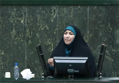 سوال چنارانی از وزیر: آقای ربیعی چرا شستا تلفن همراه وارد کرد؟
