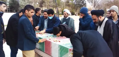 استقبال با شکوه دانشجویان دانشکده شهید چمران کرمان از فرزند روح الله/تجدید پیمان با آرمان شهدا +تصاویر
