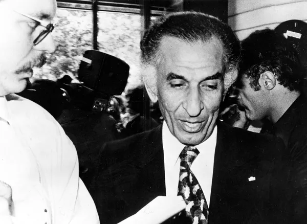 چرا جمشید اموزگار کنار رفت