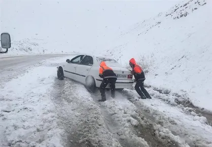 برف و کولاک در ۱۹ استان/ امدادرسانی در ٨٦ محور کوهستانی