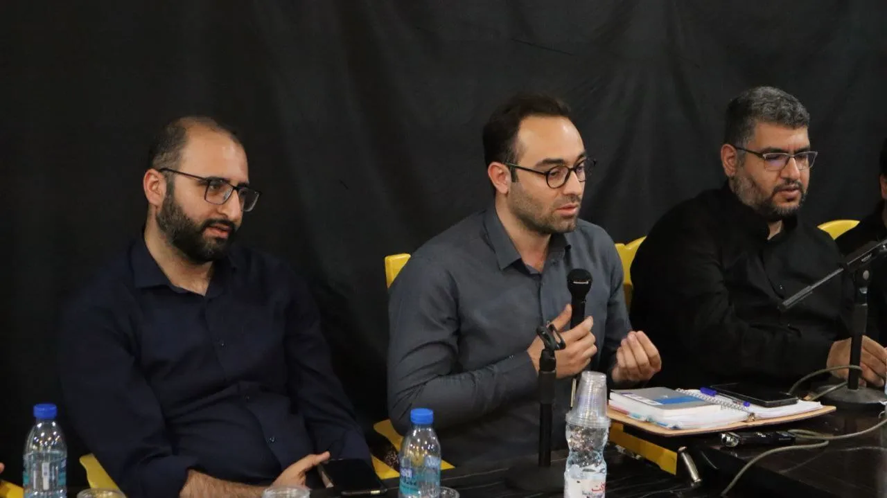 هشتمین نشست سالانه فعالین جبهه فرهنگی انقلاب اسلامی استان بوشهر به مناسبت سالروز صدور پیام امام خمینی درباره پذیرش قطعنامه ۵۹۸ در روستای بحیری شهرستان دشتی (مزار شهید نادر مهدوی) برگزار شد.