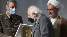 نشان فداکاری به شهید سرتیپ نصرت‌زاد و امیر سرتیپ رحیمی اهدا شد