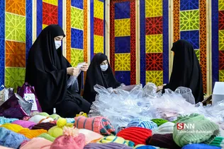 درون بسته کادو کلاه و شال، تعدادی ماسک بچه گانه نیزقرار می گیرد. اعضای گروه، در حال آماده سازی ماسک ها هستند.