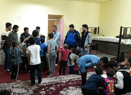 دانشجویان علوم پزشکی سیرجان جشن شب یلدا را در میان کودکان بی&zwnj;سرپرست برگزار کردند