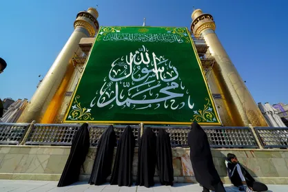 نصب کتیبه&zwnj;ها و گل آرایی به مناسبت عید مبعث پیامبر (ص) در حرم علوی آغاز شد + تصاویر و فیلم