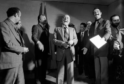 میرحسین موسوی: سنجاق کراوات امیر انتظام چون سوزنی در چشمم بود!/ جاسوسی که یکباره فرشته شد