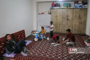 امیر مشغول انجام تکالیف مدرسه خودش است.