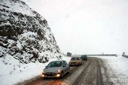 گردنه عسل&zwnj;کشان کوهرنگ درحال برف&zwnj;روبی است