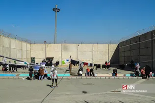 حیاط زندان زنان شهرری
مینا یکی از زندانیان در حیاط ندامتگاه می‌گوید: چیزی به نام دلخوشی برای زنان زندانی وجود ندارد و همه ما دلمان میخواهد روزی برسد که بتوانیم دور خلاف را خط بکشیم و مثل بقیه مردم زندگی کنیم اما برای اینکار باید اول دور دوست ورفیقهای زندان رفته و سابقه دار را خط بکشیم و این سخت ترین کار یک فرد سابقه دار است.