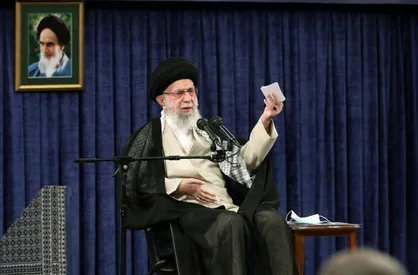 رهبرانقلاب: مشکل ما با آمریکا فقط با باج دادن مدام حل می&zwnj;شود؛ غیرت ایرانی قبول می&zwnj;کند؟ / &laquo;صدای ملت&raquo; ۱۳ آبان امسال بود / بچه&zwnj;های تیم ملی چشم ملت را روشن کردند