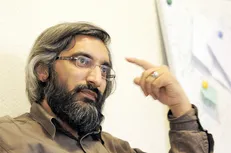 حزب‌اللهی‌نما‌ها و سلطنت‌طلب‌ها در ترویج سیاه نمایی مسابقه می‌دهند