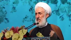 تمرکز امروز دشمنان بر تزلزل مقدسات مردم از راه اقتصادی است