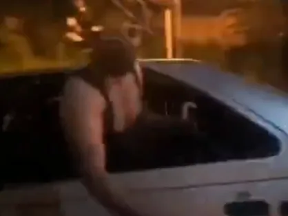 ویدیوی یک کاربر از حمله اراذل و اوباش به یک خودرو در شهر شیراز/ درخواست کاربر از پلیس؛ &laquo;مرد رد داده&raquo; را پیدا کنید