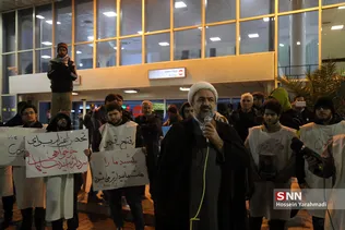 تحصن اعلام خون خواهی دانشجویان در فرودگاه مهرآباد