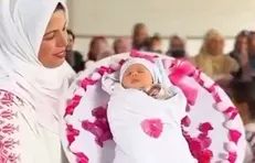 جشن تولد در وسط ویرانه‌ها