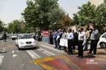 تجمع اعتراضی خانواده‌های قربانیان ترورهای منافقین مقابل سفارت سوئد
