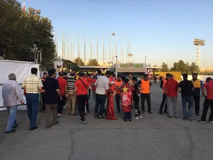 حاشیه&zwnj;های شهرآورد ۹۸؛ حضور هواداران مقابل ورزشگاه آزادی و بازار داغ پرچم فروشی