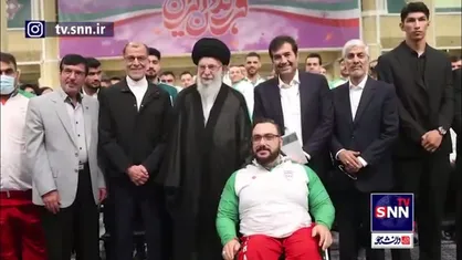 چند فریم از یک عکس یادگاری رهبر انقلاب با اعضای کاروان&zwnj;های اعزامی ایران به بازی&zwnj;های المپیک و پارالمپیک ۲۰۲۴ پاریس